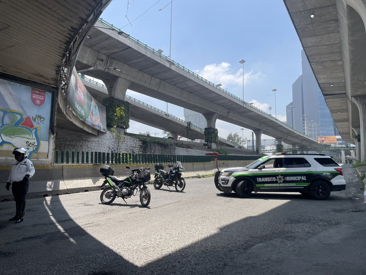 mexicocontodos's tweet photo. CHSPM, @ClaraBrugadaM @delfinagomeza imbéciles ineptas de mierda! 3:05 hrs de perinorte a Polanco.
Par de pendejas 
Además hecho un bache el pavimento. Ladronas, rateras, asquerosas.
Increíble que ustedes sean quienes gobiernan. https://t.co/gDcdnN0Set