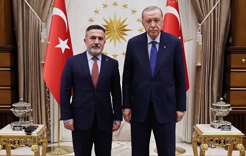 CHP Genel Başkanı Özgür Özel’in, Cumhurbaşkanımız Sayın Recep Tayyip Erdoğan’a yönelik edepsiz, seviyesiz ve yakışıksız ifadelerini en sert şekilde kınıyorum.

Bu ülkenin en yüksek makamına, milletimizin oylarıyla seçilmiş Cumhurbaşkanımıza saldırmak; 85 milyonun iradesine