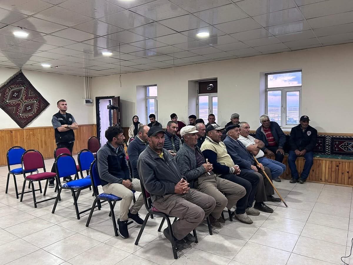 Ardahan İl Tarım ve Orman Müdürlüğü (@ardahantarim) on Twitter photo Gece Gündüz Demeden Üreticimizin Yanındayız!
İl Müdürümüz Muhammet Fatih Cineviz, İl Müdür Yardımcılarımız Ali Cihat Toydemir ve Bünyamin Altun ile İlçe Müdürü Merve Yılmaz, Çıldır Sazlısu Köyü’nde gece eğitiminde bir araya geldi!
<a href="/TCTarim/">T.C. Tarım ve Orman Bakanlığı</a> <a href="/ibrahimyumakli/">İbrahim Yumaklı</a> <a href="/fatih_cineviz/">Fatih Cineviz</a> Gece Gündüz Demeden Üreticimizin Yanındayız!
İl Müdürümüz Muhammet Fatih Cineviz, İl Müdür Yardımcılarımız Ali Cihat Toydemir ve Bünyamin Altun ile İlçe Müdürü Merve Yılmaz, Çıldır Sazlısu Köyü’nde gece eğitiminde bir araya geldi!
<a href="/TCTarim/">T.C. Tarım ve Orman Bakanlığı</a> <a href="/ibrahimyumakli/">İbrahim Yumaklı</a> <a href="/fatih_cineviz/">Fatih Cineviz</a>