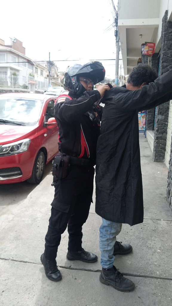 GuardiaCuenca's tweet photo. #GuardiaCiudadana, ante una denuncia ciudadana, procedió al retiro de una persona que generaba malestar a la comunidad y que presuntamente acosaba a mujeres que retiraban sus vehículos del lugar donde se encontraban estacionados.

#Propuesta80 https://t.co/rHKx9TyBAI