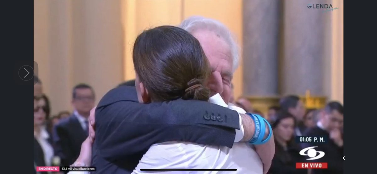Abrazo profundo. 
En el momento de dar la paz durante la misa de despedida terrenal a #MiguelUribe, su esposa María Claudia y su padre Miguel se fusionan en el dolor y el consuelo: youtube.com/live/EZQuDxVxE… vía <a href="/NoticiasCaracol/">Noticias Caracol</a>