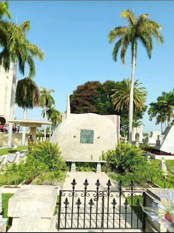 #FidelPorSiempre 
Ese de sangre que brinca
y esperanza que se aferra;
Ese clavel en la guerra,
Ese que en valor se baña,
Ese que allá en la montaña
es un tigre repetido..
.....yo empuño también mi honor
y le sigo a la batalla...
Gracias por Todo #Fidel
<a href="/GranmaDps/">Dirección General de Salud Granma</a>
<a href="/YudelkisOrtizB/">Yudelkis Ortiz Barceló</a>