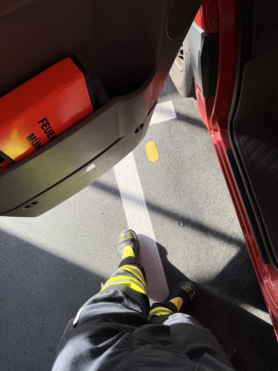 BoersenBonsai's tweet photo. Ist ja kalt heute bei 32 Grad, ne? Lieber mal vollständige PSA anziehen. ☝🏻 #lifeOfAFirefighter https://t.co/HMKyCygNrk