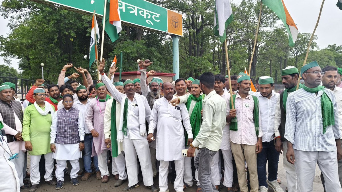 PatelDuple's tweet photo. जिलाधिकारी महोदय को किसान बंधु लोग हजारों की तादाद में ट्रैक्टर तिरंगा यात्रा के साथ किसानों  की समस्याओं को लेकर जैसे अन्ना जानवर समर्थन मूल्य आदि समस्याओं का ज्ञापन दिया गया@dmchitrakoot @ChitrakootDm @cdo chitrakoot @aajtak @ABPNews https://t.co/dFnWiLFrXA
