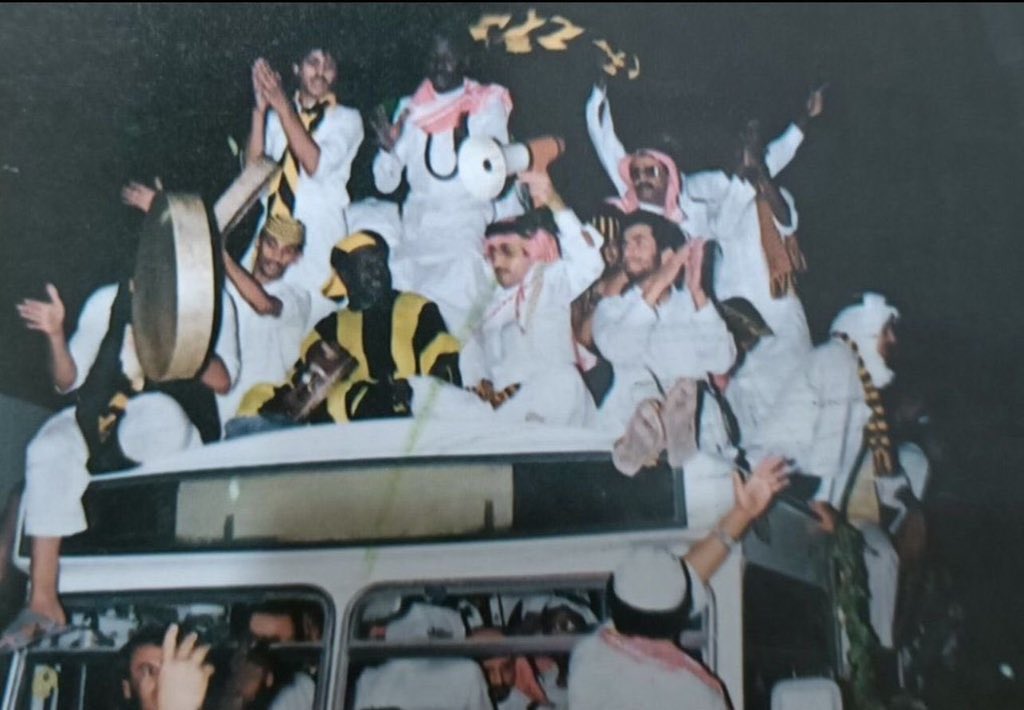 shamsan0555's tweet photo. @FahdCynndy نصيحتي لك
خليك قريب من جمهور #الاتحاد 
يقترب منك كل شيء
الأمير طلال بن منصور رحمه الله انزل بشته وارتقى الباص وحمل المايك بيده https://t.co/aeytG5pafH