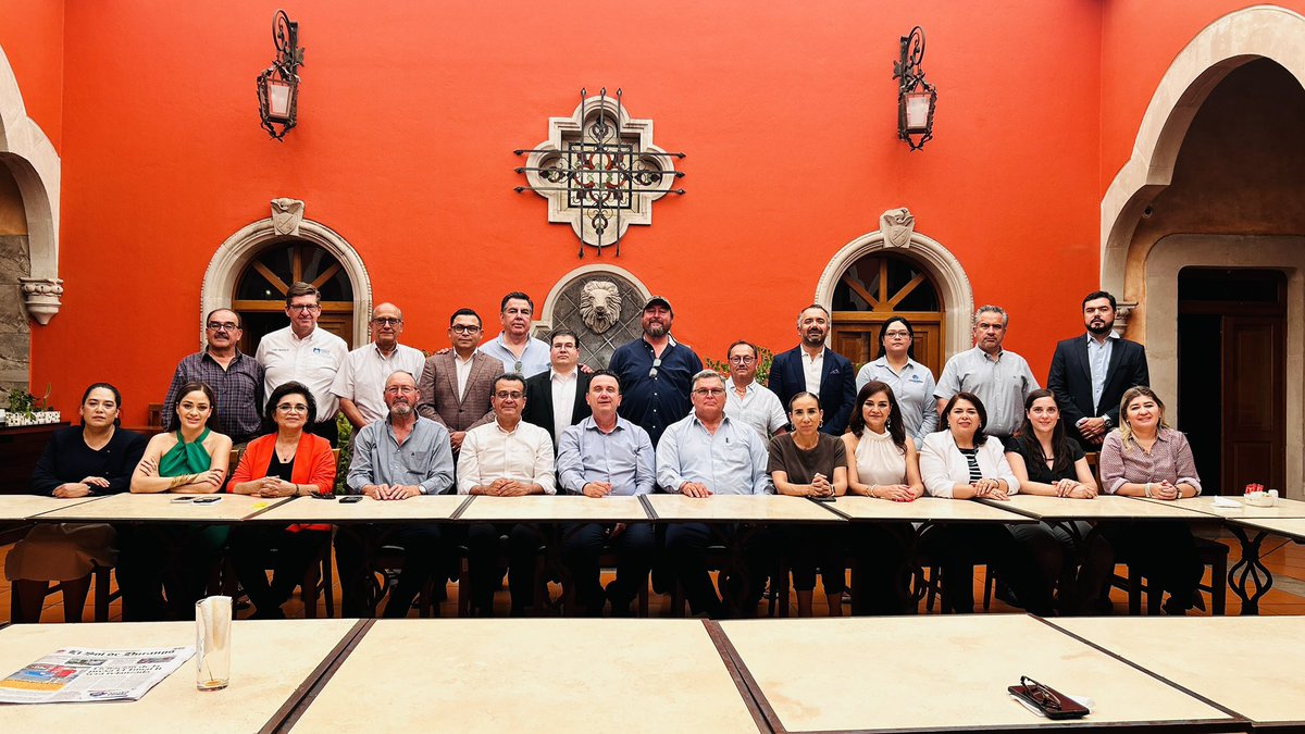 🔵🤝 En la jornada de ayer, hemos recibido al presidente nacional de COPARMEX, Juan José Sierra Álvarez, en un encuentro con el Consejo de COPARMEX Durango, donde compartimos ideas y reforzamos nuestro compromiso con el desarrollo económico de Durango y México. 💼🇲🇽