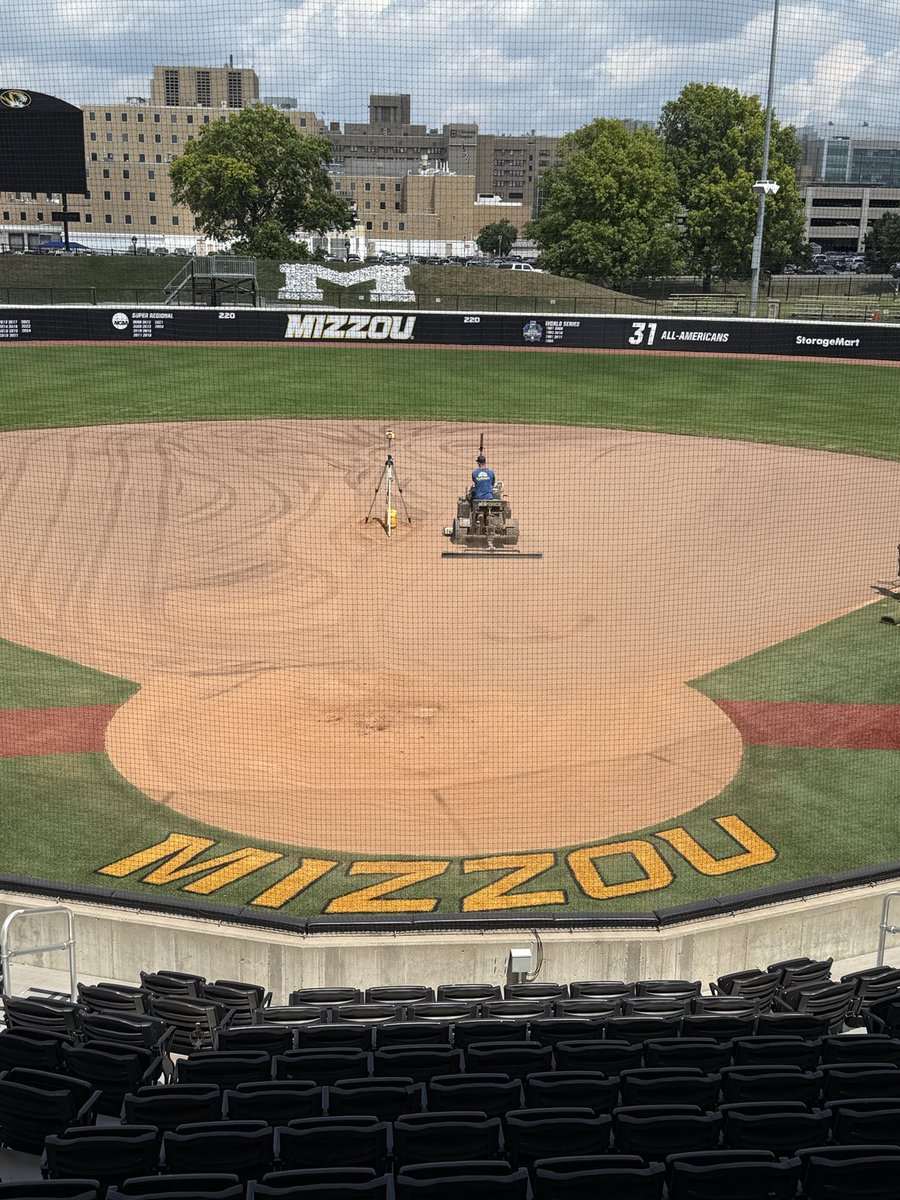TurfMarkLLC's tweet image. A little HGT to clean up the radius and a little DuraEdge to bring her to grade. Ready for the season. ⁦@DuraEdge⁩ ⁦@ABISportsTurf⁩ ⁦@MizzouAthletics⁩