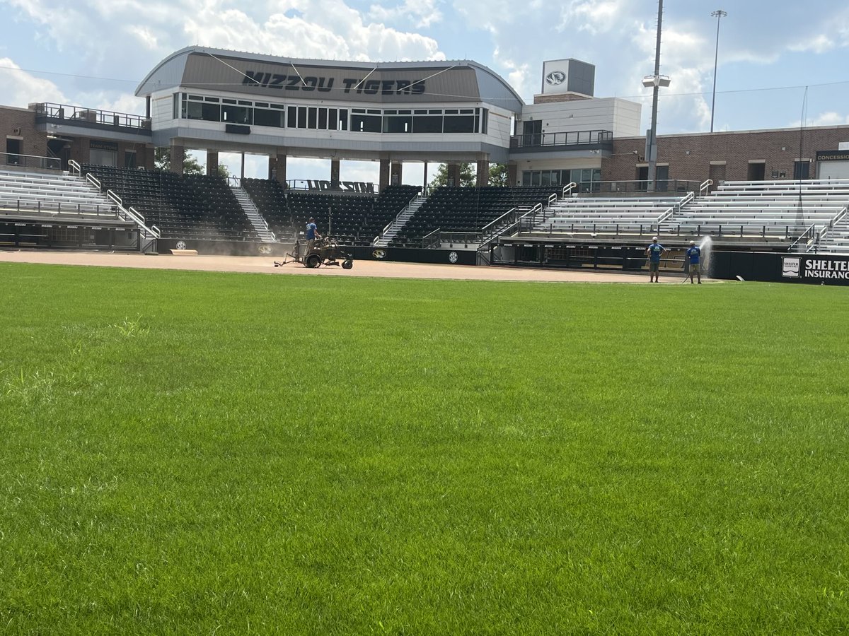 TurfMarkLLC's tweet image. A little HGT to clean up the radius and a little DuraEdge to bring her to grade. Ready for the season. ⁦@DuraEdge⁩ ⁦@ABISportsTurf⁩ ⁦@MizzouAthletics⁩