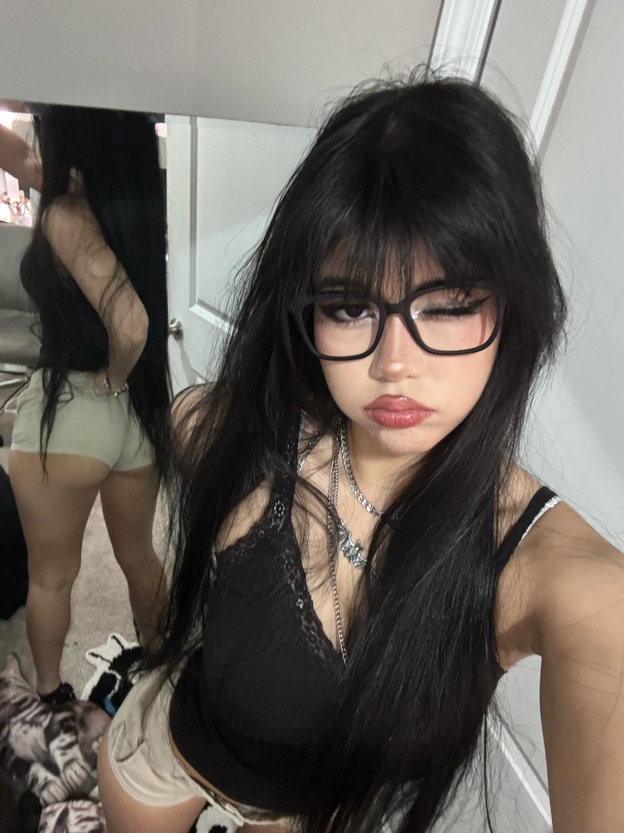 ariyu_kim's tweet image. say hi if i can send you a pic of something naughtier 😳