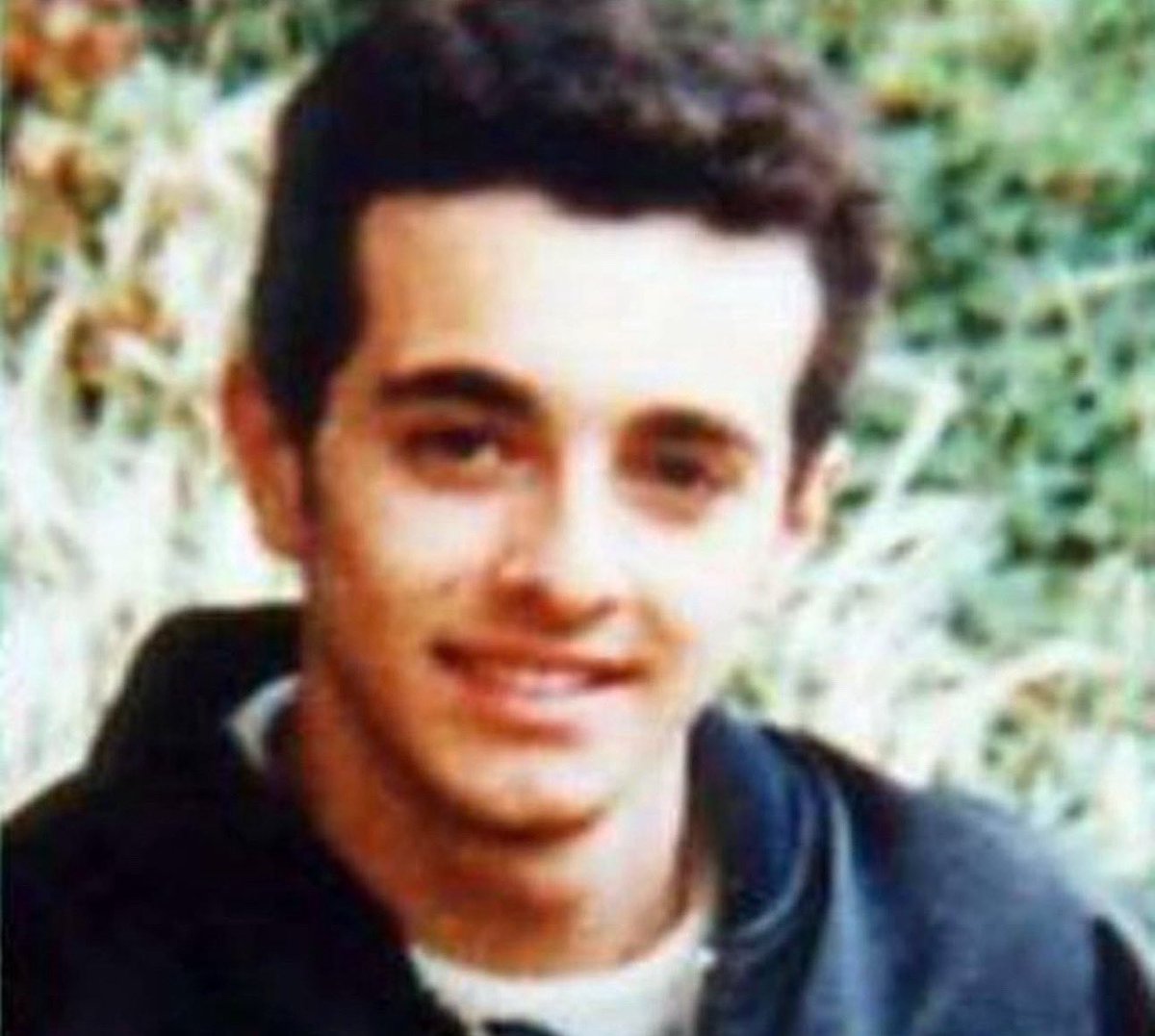 Quanti vostri figli, nostri amici, sono in giro per le strade delle nostre città nelle sere d’estate?
Mauro Maniglio, soltanto 18 anni, la notte del 13 agosto era con il cugino in sella alla moto, stava per raggiungere gli amici quando un killer della mafia pugliese fece fuoco.