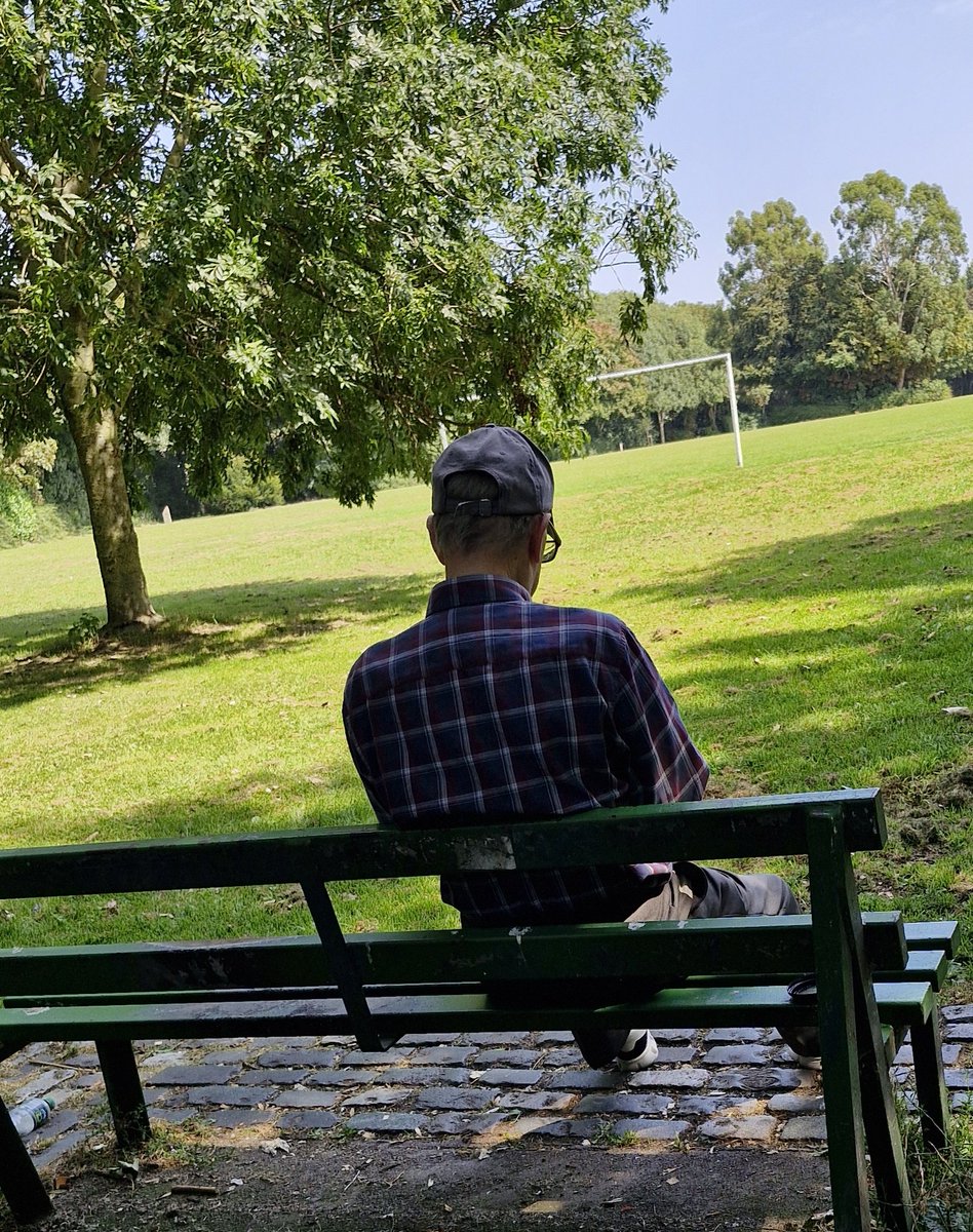 MargaretOG66351's tweet photo. Man reads book in the park
What an unusual and refreshing sight 
#BringBackBooks https://t.co/zSwoG06WkW