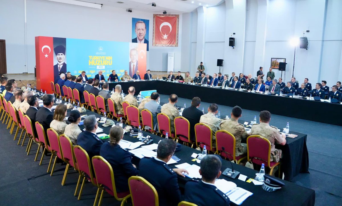 TCMusValiligi's tweet photo. İçişleri Bakanımız Sayın Ali Yerlikaya başkanlığında, Valimiz Sayın @Valiavnicakir’ın katılımıyla ilimizde “Türkiye’nin Huzuru Toplantısı” gerçekleştirildi.

Toplantıda, İlimizin huzuru, güvenlik ve asayişine ilişkin  yürütülen çalışmalar değerlendirildi.

Sayın Bakanımız, toplantının ardından düzenlediği basın toplantısında önemli açıklamalarda bulundu.#Muş
#TürkiyeninHuzuru 🇹🇷
@TC_icisleri @AliYerlikaya

📍Muş