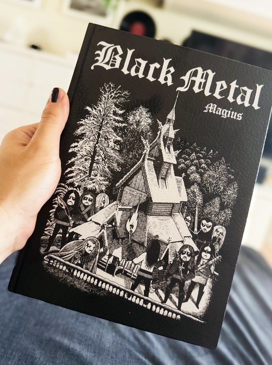 Vamos allá. La cosa va de la historia del black metal noruego convirtiendo a los Mayhem y demás peña en niños chungos que se llevan mal con sus mamás. De momento estoy dentrísimo de la propuesta.