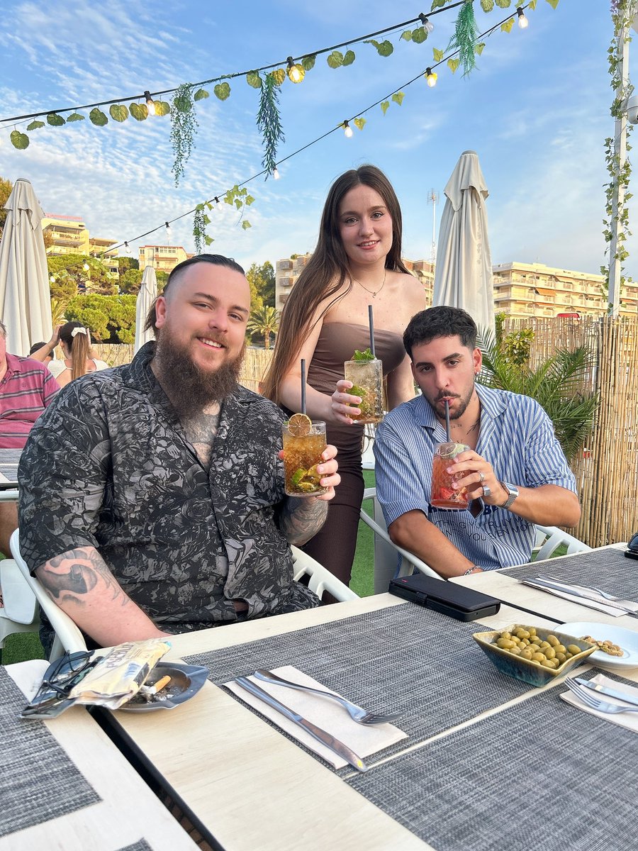 Lauriita18 tweet media