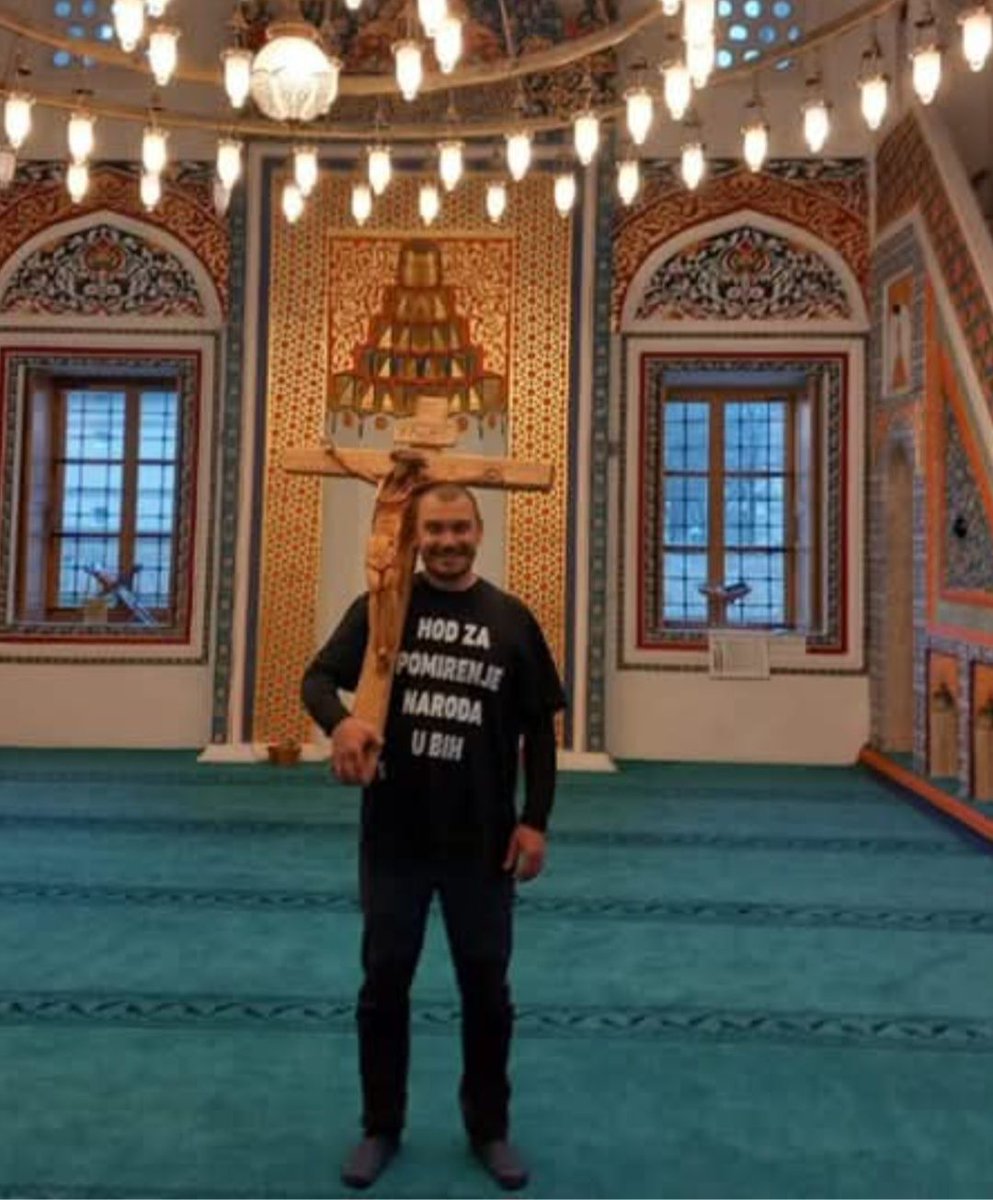 drnislija's tweet photo. Isti oni koji hvale ovo prvo, pravdaju nasilje prema ovom drugom. Krst u džamiji im je OK, ali im je namaz na travi provokacija. Pri tome ne mislim na ustaše ili katolibane. Kod njih je poštapalica "vjera treba među svoja četri zida", rezervisana samo za muslimane. https://t.co/7nUc7zcjCj