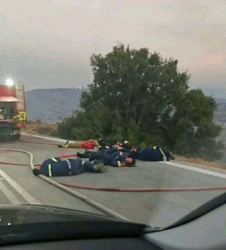 أنتم مثال للشجاعة والصبر، كتواجهوا الخطر والحرارة بلا خوف، وكتحطوا سلامة الناس فوق راحتكم ونومكم.
الله يحفظكم ويردكم سالمين لوليداتكم، أنتم حقاً حماة الأرواح وأبطال الميدان 🙏🔥.
رجال البلاد ❤️🇲🇦