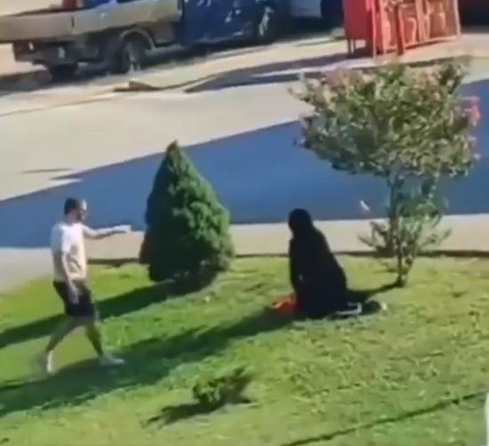 drnislija's tweet photo. Isti oni koji hvale ovo prvo, pravdaju nasilje prema ovom drugom. Krst u džamiji im je OK, ali im je namaz na travi provokacija. Pri tome ne mislim na ustaše ili katolibane. Kod njih je poštapalica "vjera treba među svoja četri zida", rezervisana samo za muslimane. https://t.co/7nUc7zcjCj
