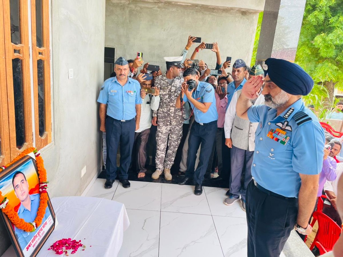 Amazing picture. IAF chief Air Chief Marshal Amarpreet Singh in a village in Rajasthan’s Jhunjhunu District, saluting an image of airman Sgt Surendra Kumar, who made the supreme sacrifice during Op Sindoor. 🔥🙏🏽🇮🇳