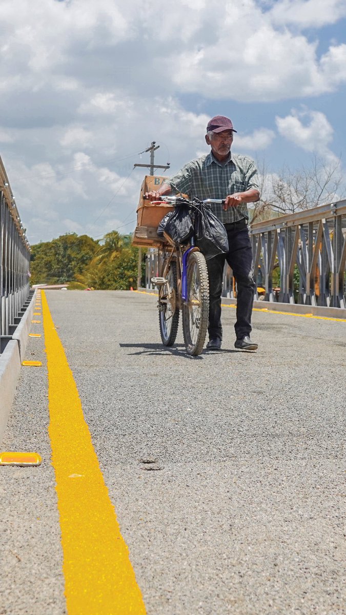 En pocos minutos la presidenta <a href="/XiomaraCastroZ/">Xiomara Castro de Zelaya</a> inaugurará el PUENTE BAILEY, en la Col. FLOR de Cuba, San Pedro Sula, Cortés. ✌️ #XiomaraSíCumple <a href="/OctaJPP/">Octavio Pineda Paredes</a>