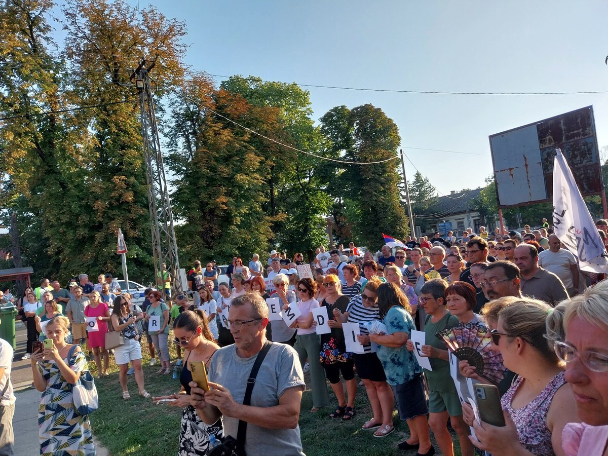 Pivnice uz nobelovce!
Pivnice uz Patrika Malinu, direktora OŠ "15. oktobar" koji je od početka uz svoje kolege prosvetare i uz studente i sada mu se kriminalni režim sveti.
AV pokušava silom da zaplaši slobodomisleće ljude, ali Patrikova majka im poručuje "Rodila sam heroje" (ima