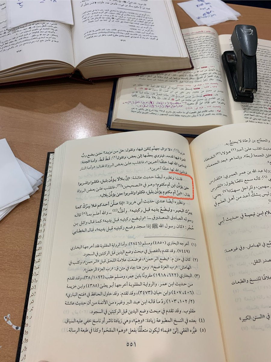 Mr3azmi's tweet photo. #فائدة_حديثية

قال رسول الله ﷺ :

" إنَّ بلالاً يُؤذنُ بليل ، فكلوا واشربوا حتى يُؤذن ابن أم مكتوم ".

#متفق_عليه

• قال الإمام #ابن_القيم :

ونظيره أيضاً حديث عائشة رضي الله عنها : " إنَّ بلالاً يُؤذن بليل ، فكلوا واشربوا حتى يُؤذن ابن أم مكتوم ".

وهو في #الصحيحين ، فانقلب على بعض الرواة ، فقال : " إنَّ أم مكتوم يُؤذن بليل ، فكلوا واشربوا حتى يُؤذن بلال ".

#زاد_المعاد

• ورُوي أنَّ أحدهما كان يُؤذن والآخر يُقيم ولا يثبت .

قال ابن سعد في طبقاته : أخبرنا يزيد بن هارون عن حَجَّاج بن أرطاة عن شيخ عن بعض مؤذني رسول الله ﷺ ، قال : كان بلالٌ يُؤذن ، ويُقيم ابن أم مكتوم ، وربما أذَّن ابن أم مكتوم ، وأقام بلال .

قال #الإمام_الذهبي : إسناده واه .

#سير_أعلام_النُبلاء
#تهذيب_سيرة_ابن_هشام