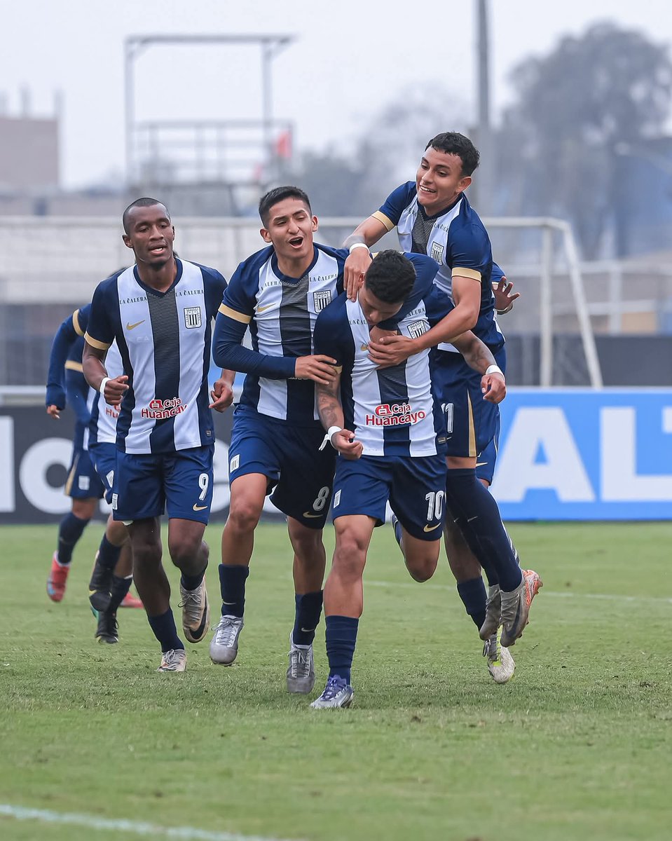 aliancismo_'s tweet photo. 🔵⚪🔵 Alianza Lima goleó 4 a 0 a Sporting Cristal por la fecha 7 de la Liga Nacional Sub 18 y es el puntero absoluto del Grupo B con 19 puntos.
#Aliancismo #AlianzaCorazon #ArribaAlianza #AlianzaLima #Blanquiazul #FutbolPeruano #Potrillos #liganacionalsub18 https://t.co/1VcXluKYs0