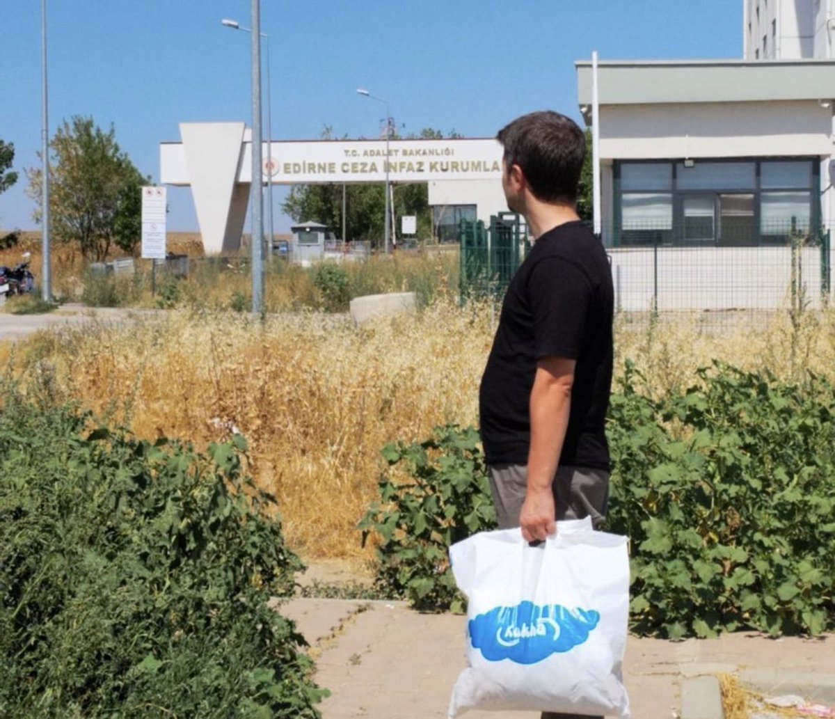bulent_korucu's tweet photo. Bu adam, doğum yapması an meselesi olan Merve Zayım’ın eşi. Cezaevi şartlarında ilk günlerini geçirecek bebeğinin eşyalarını teslim ediyor. Bugün yine tahliye talebi reddedildi. https://t.co/1Ka0Tbt7An