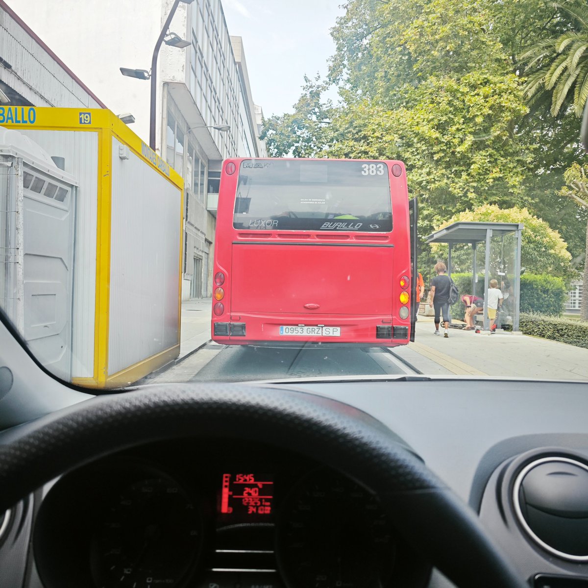 __estrella123's tweet photo. @EloyTP @Policia_Coruna Y los buses de la edad de la polca y sin mantenimiento. Se puede circular con solo un luz de freno en funcionamiento? https://t.co/p0CXIuTJ6L