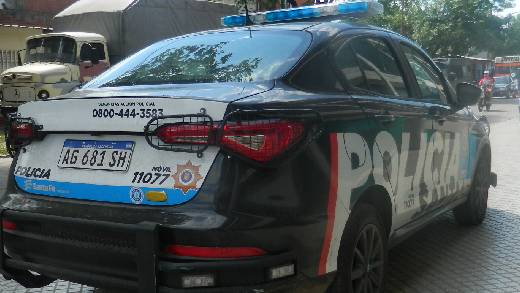 🚨🚗 #Policiales | Robo frustrado en el Fonavi
👮‍♂️Un delincuente fue detenido tras ser sorprendido dentro de un auto
🚓La policía lo atrapó en las escaleras del mismo consorcio 
🔗📲 Mas Info 👉 wp.me/p8kW5o-EzA

#DZ #VGG #LaCiudad #Seguridad