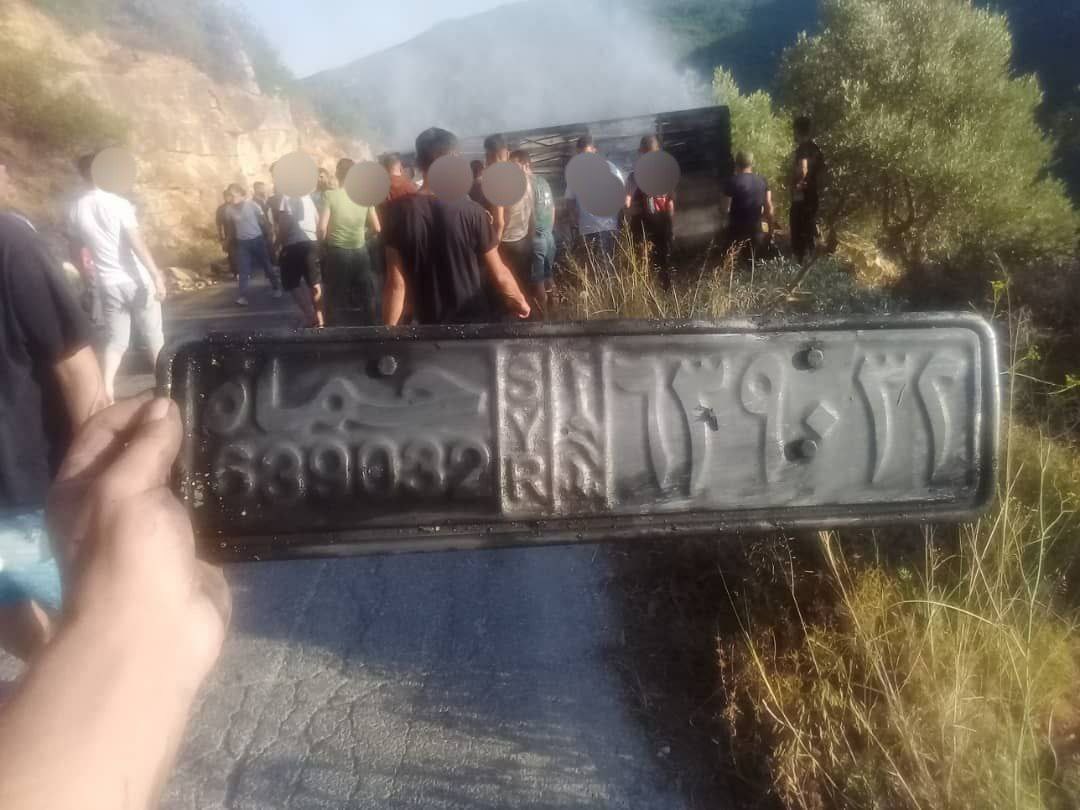 #جبلة: أثناء توجه الأهالي لإطفاء أحد الحرائق صادفوا سيارة بيك اب محترقة في وسط الطريق نمرتها حماه، وتبين أن السيارة قد سكب عليها البنزين ودفعت من أعلى الجبل باتجاه وادي في قرية الدالية
دليل على افتعال الحرائق من قبل العصابات التابعه للسلطه مستهدفه جبال العلويين مصدر رزقهم وأمانهم