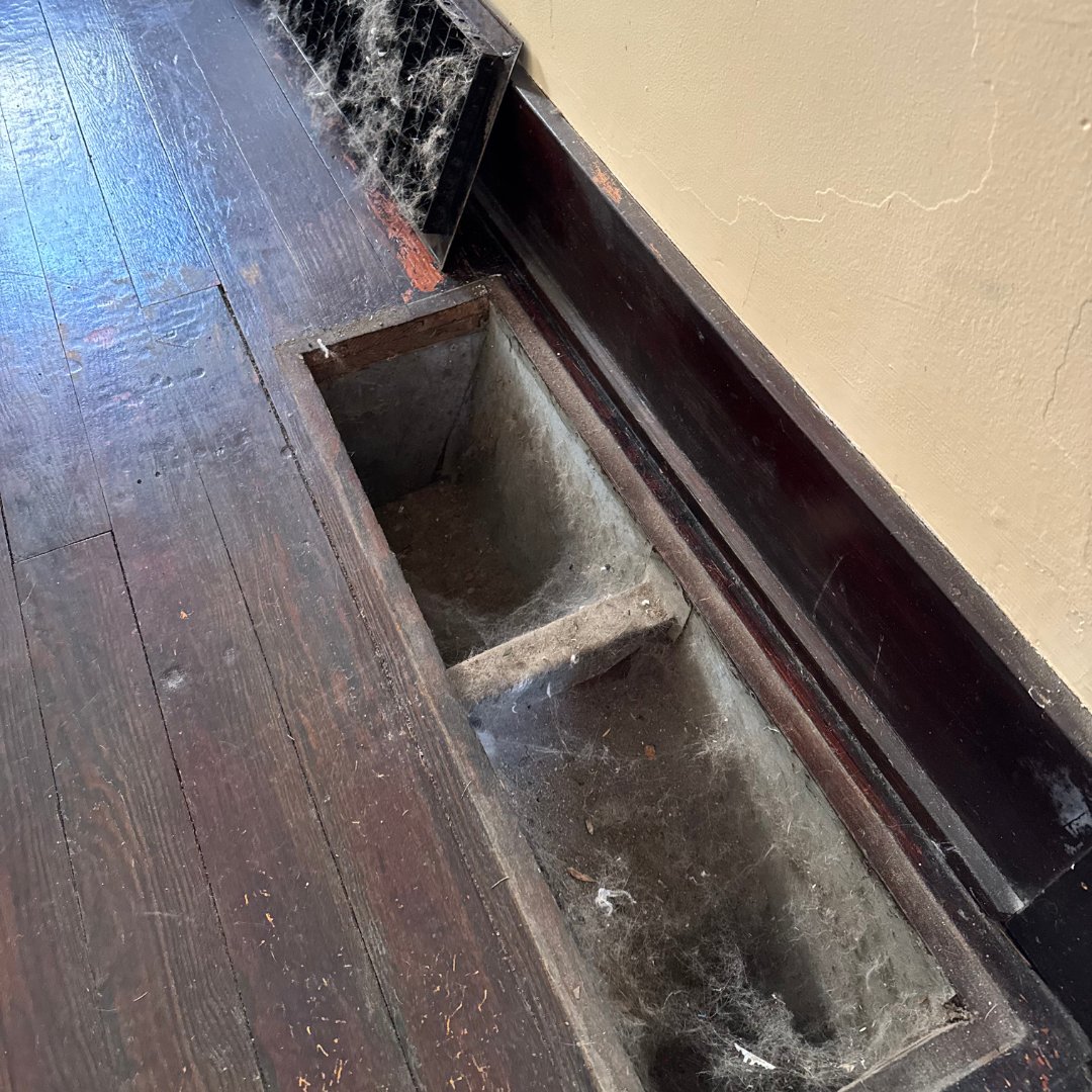 RSPCozyComfy's tweet photo. 😱 Clogged vents = big problems! They strain your A/C and circulate dust &amp; pet dander in your home. Clean your vents regularly for healthier air &amp; better comfort.
📞 (618) 942-2424
#HVACTips #ACCheck #FloorVents https://t.co/GCkuthJfqt
