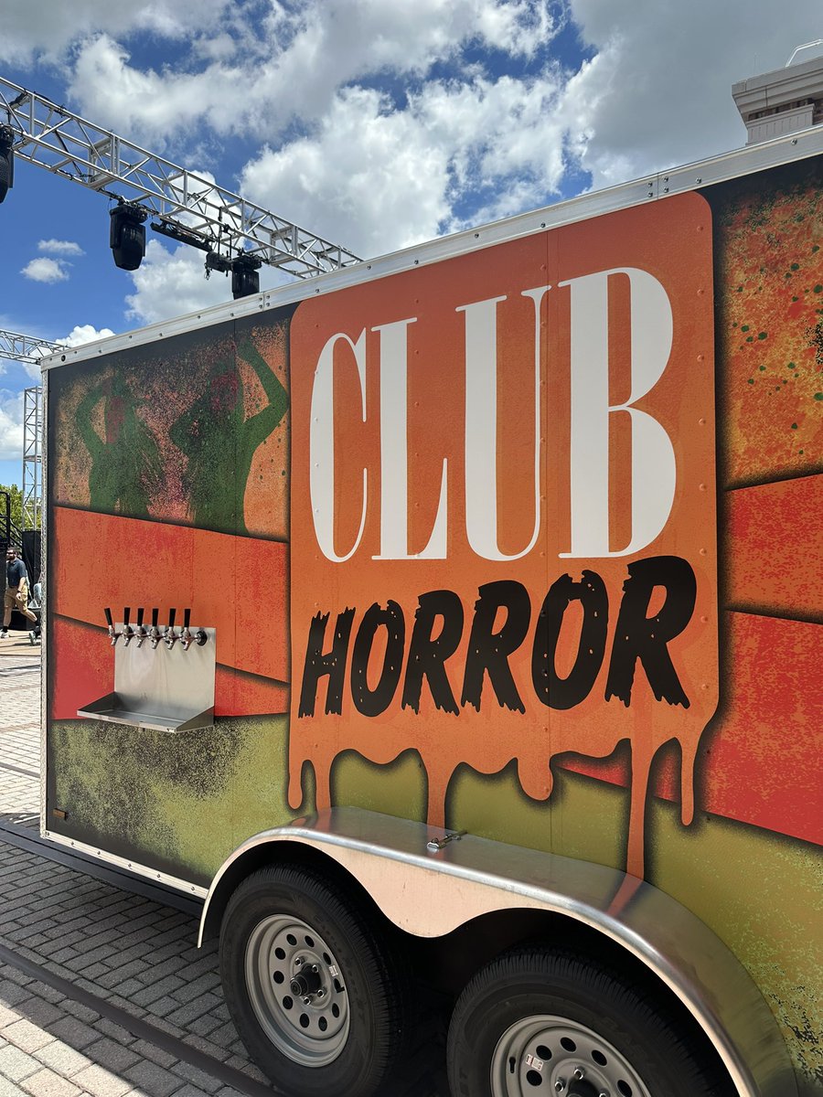 toddkeyes2716's tweet photo. Wait guys… orange and green… it’s an Easter egg!!!! #HHN34 icon CONFIRMED! https://t.co/WbrAfdYTcs