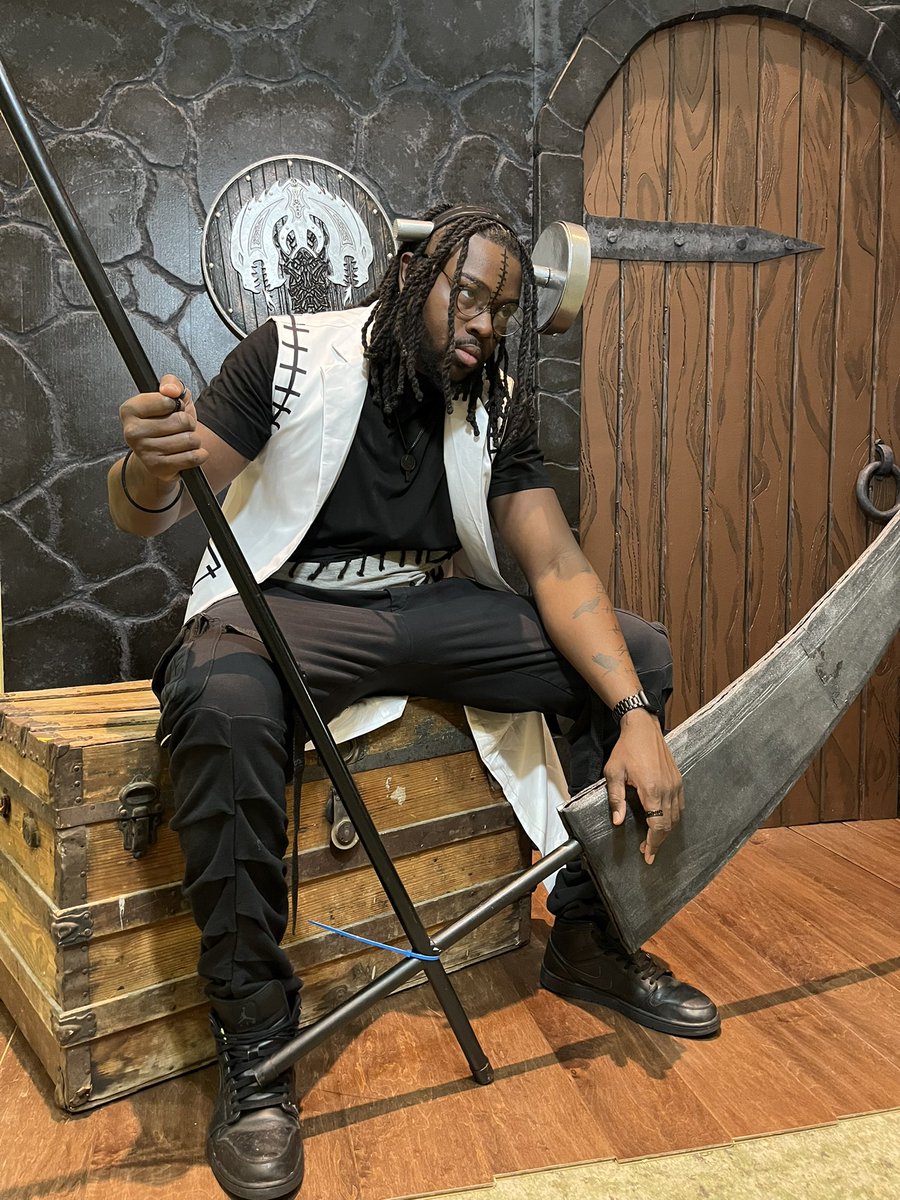 basicdev24's tweet image. Anime                                  Real life