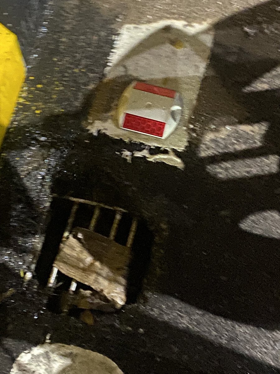 <a href="/cyberabadpolice/">Cyberabad Police</a>, <a href="/CYBTRAFFIC/">Cyberabad Traffic Police</a>, <a href="/GHMCOnline/">GHMC</a>, <a href="/gadwalvijayainc/">Vijayalaxmi Gadwal, GHMC MAYOR</a>, <a href="/CommissionrGHMC/">Commissioner GHMC</a>, <a href="/ZC_SLP/">ZC SERILINGAMPALLY ZONE GHMC</a> సార్ పీజేఆర్ ఫ్లైఓవర్ డ్రెయిన్లు ప్లాస్టిక్ వ్యర్థాలను పారవేస్తున్న పనికిరాని వ్యక్తుల వల్ల మూసుకుపోతున్నాయి. దయచేసి పర్యవేక్షణ కోసం కెమెరాలను ఏర్పాటు చేయండి.