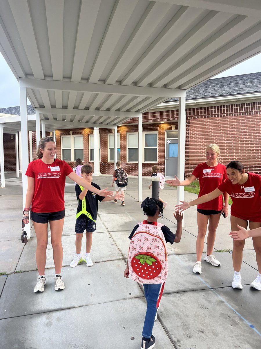 USCAWSoccer's tweet photo. This week, Women’s Soccer, Men’s Soccer, and Cross Country went out to local elementary schools during morning drop off to greet future Pacers on their way into school! Perfect way to kickoff preseason! ❤️🐎💙

More pics:
https://t.co/i7AdGjP7PC

#pacernation #r490 https://t.co/cbjvK6rNNy