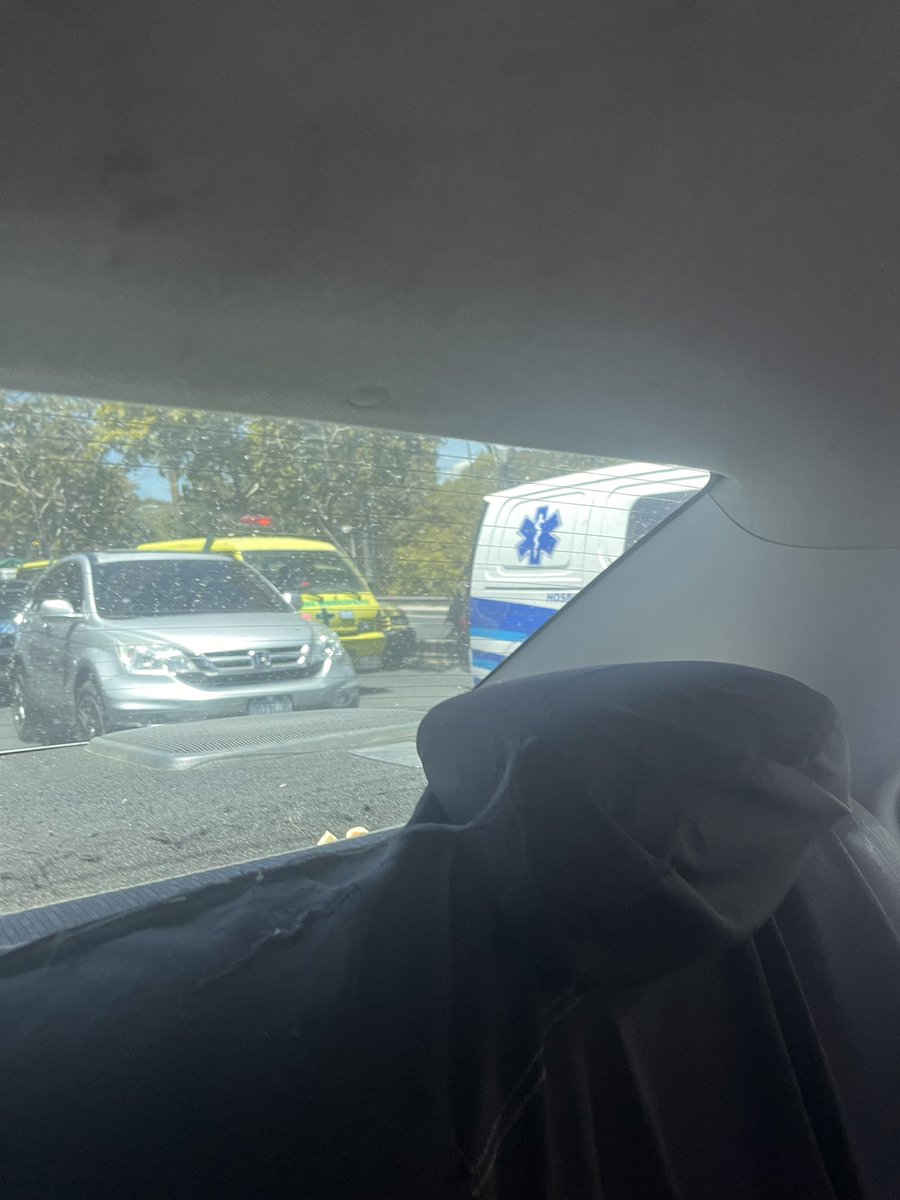 cesiauri's tweet photo. envie agentes a solucionar trafico @amilcarmontejo tres ambulancias estancadas en el trafico y esto no camina. https://t.co/BCiZl5fnQA