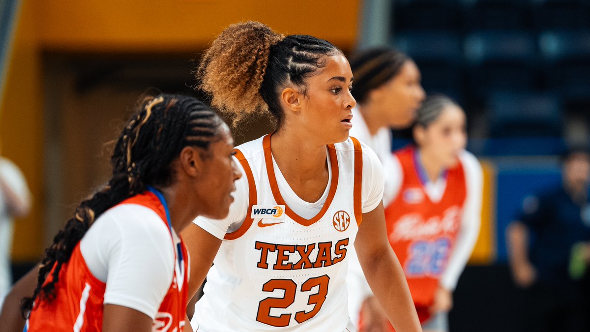 TexasWBB's tweet photo. looking pretty good with Texas on their chest 🤘

our newcomers have scored the last 1️⃣4️⃣ points for Texas 

#HookEm https://t.co/9uKCwvdXly