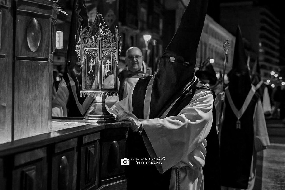 En la penumbra de la calle, un cofrade de #Valladolid empuja el paso como si detuviera el tiempo un Miércoles Santo, la escena en blanco y negro, parece un fotograma robado a una película antigua, donde cada sombra y cada gesto cuentan más que mil palabras.

#SemanaSanta