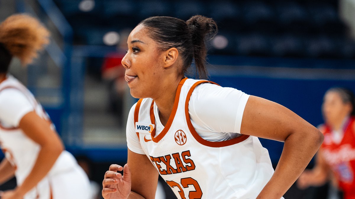 TexasWBB's tweet photo. looking pretty good with Texas on their chest 🤘

our newcomers have scored the last 1️⃣4️⃣ points for Texas 

#HookEm https://t.co/9uKCwvdXly