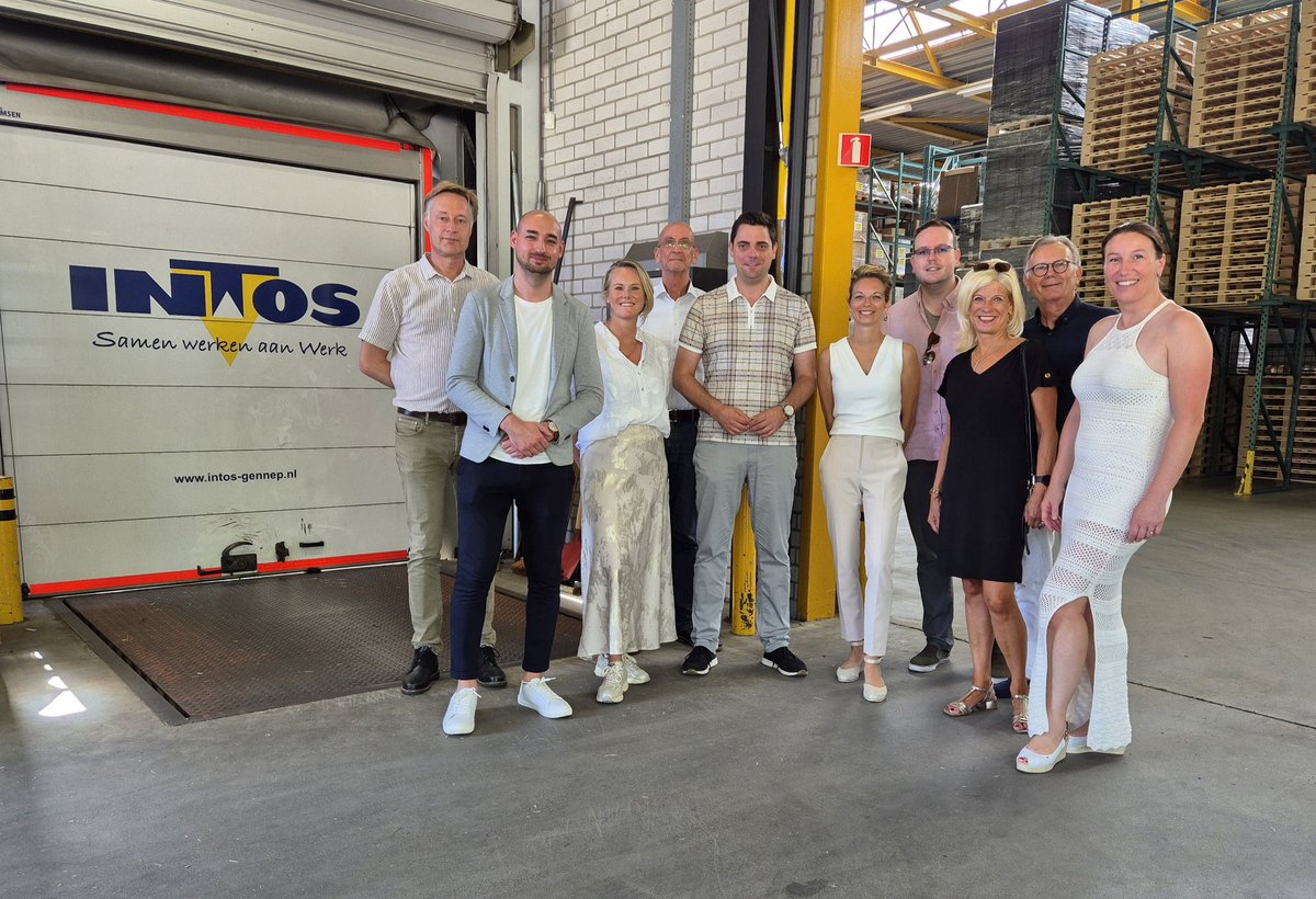 Zomertour…

VVD Statenlid Jacques Michel Bloi is net als in de vorige jaren op Zomertour door Limburg. Woensdag was hij in Gennep, samen met collega Statenlid Sabine Koopman. Begeleid door enkele leden van VVD Gennep, bezocht hij Stichting Wensbus Gennep en Intos.