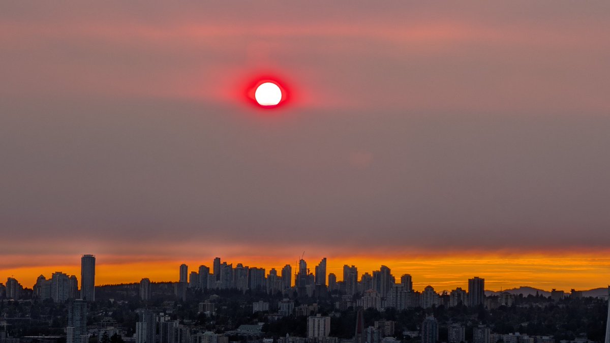 Karthik61043688's tweet photo. Last evening, smoke from the Mount Underwood wildfire was visible at sunset from Surrey. #BCwildfire #BCSmoke
@RyanVoutilainen https://t.co/wG0tGigRrI