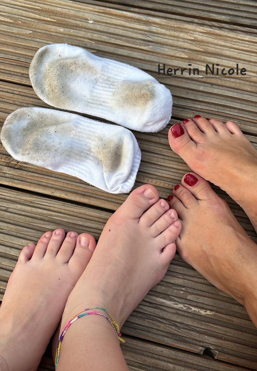 NicoleNikM's tweet photo. Das triggert dich?🥰

Dann solltest du für meine Tochter (19) und mich abdrücken, entweder per Amazon Gutschein oder PayPal per Freunde 💸💸💸💸

#findom #beta #zahlschwanz #Füße #Socken #sneacker #herrin #fußfetisch #paypig #zahlschwanz #Mini #findom https://t.co/FWKg0DDHSL