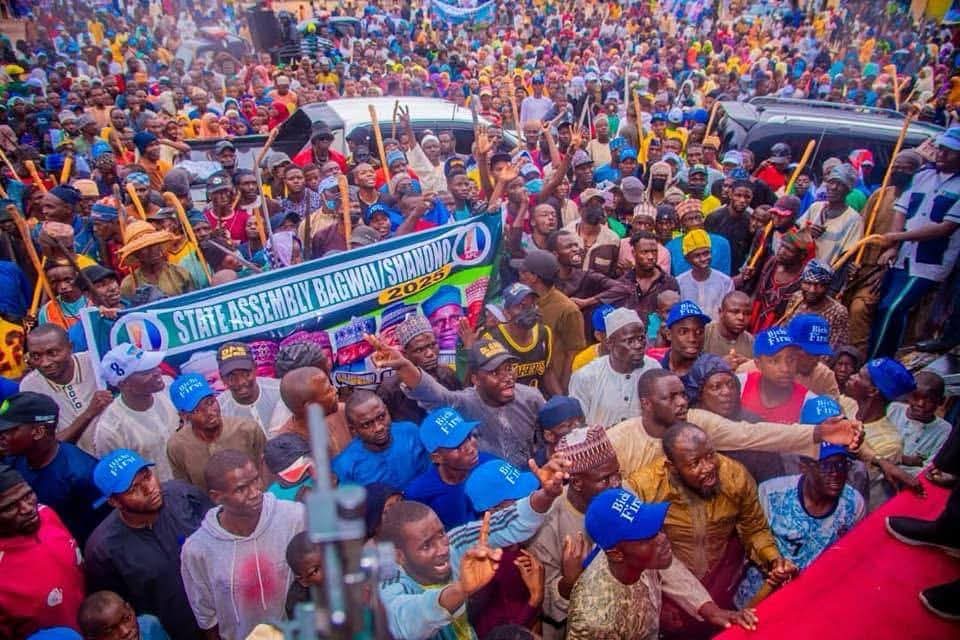 dailynews24_NG's tweet photo. The All Progressives Congress (APC) has held a campaign rally ahead of the by-election for the Kano State House of Assembly seat representing Bagwai and Shanono constituencies, scheduled for Saturday, August 16, 2025.

The rally was attended by Deputy Senate President Barau Jibrin, Kano APC Chairman Abdullahi Abbas, and Bichi Federal Constituency lawmaker Abubakar Kabir Bichi.