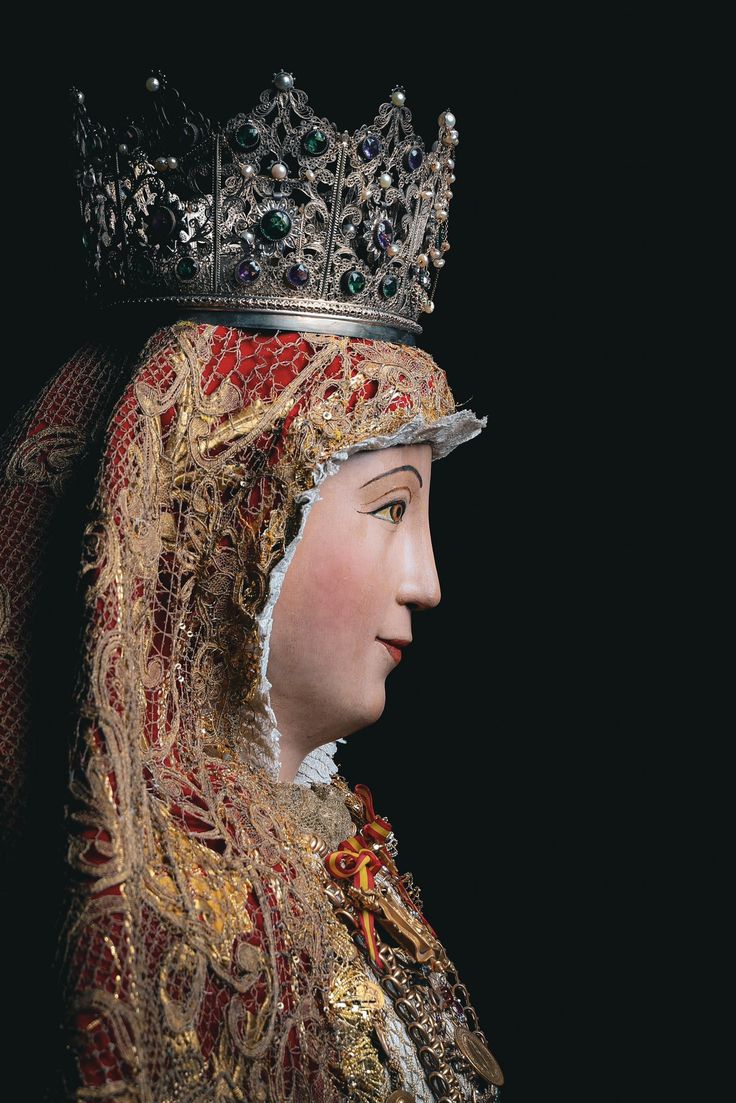 A las puertas de una nueva mañana de 15 de agosto, del día de la Virgen. 

Sevilla, de una manera casi mística, vuelve por un día de su letargo estival para estar con Ella.

Con su Patrona.