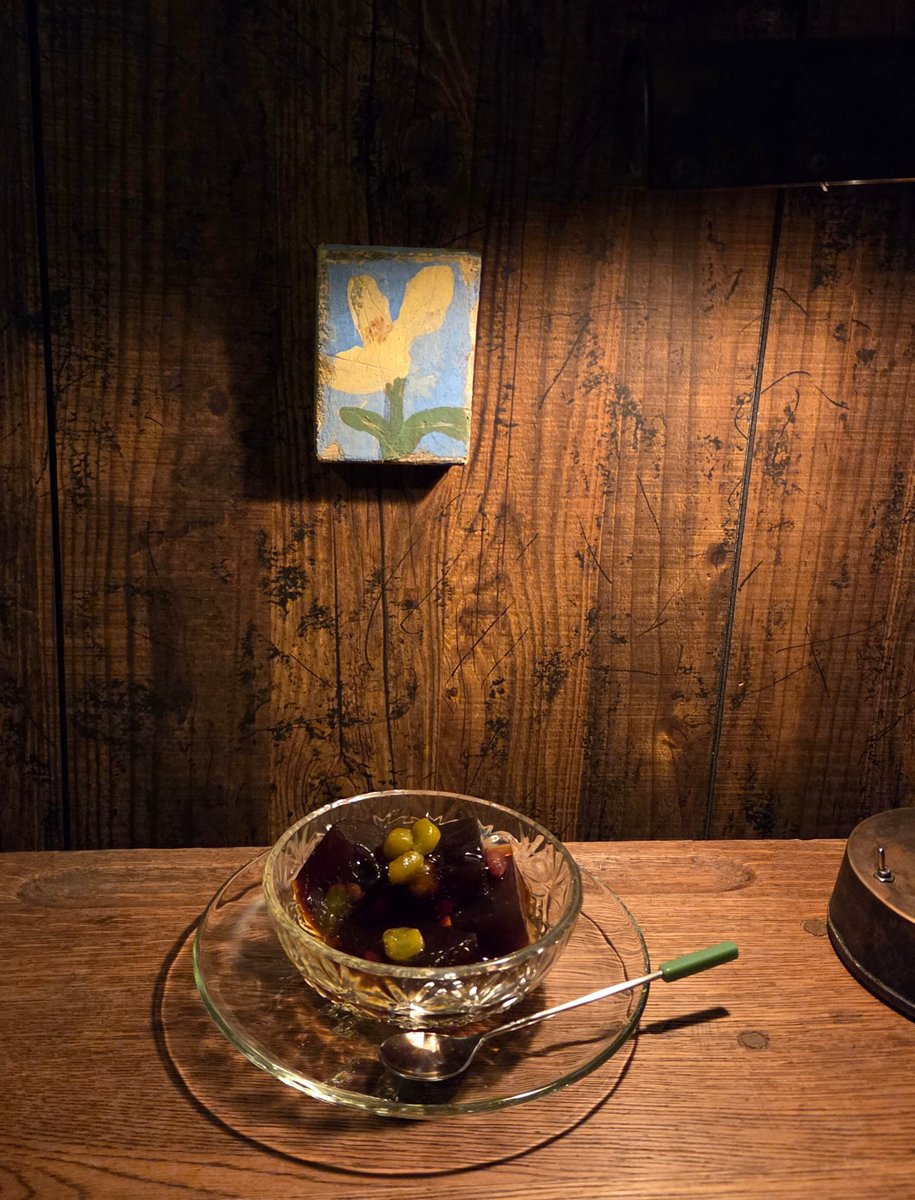 からの、真夜中の喫茶ツユクサへ。
お気に入りの席で黒糖の寒天ゼリー、やさしい甘さがコーヒーによく合ってほっとする。日中のしんどさがきれいさっぱり洗い流されて心地よかった。
弐拾dBさんもツユクサさんも真夜中に開いてくれててほんとありがとう。