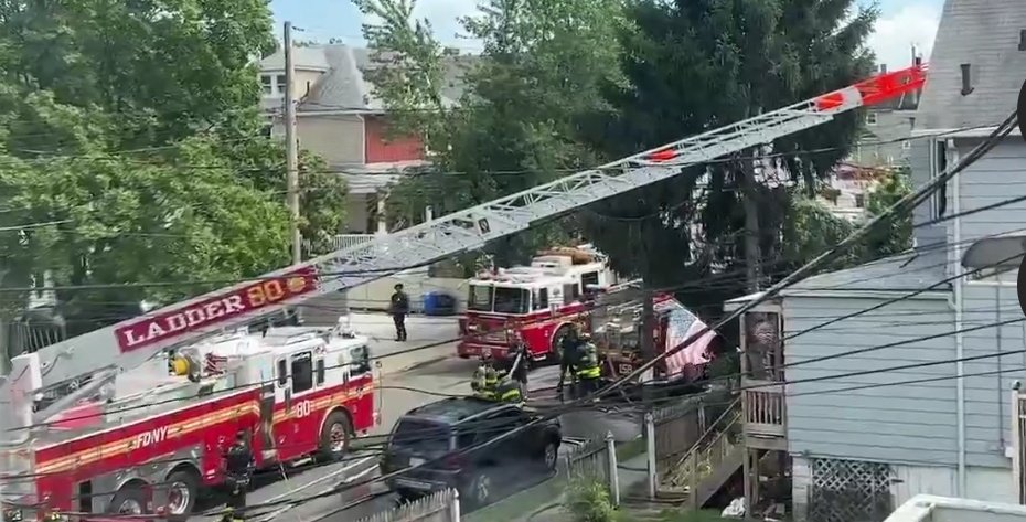 NYCFireWire's tweet image. Staten Island *All Hands* Box 1140
54 Mersereau Ave off Richmond Terrace, Mariners Harbor
FIRE IN A PRIVATE DWELLING #FDNY @NYCFireWire #nycfire #nycfirewire
