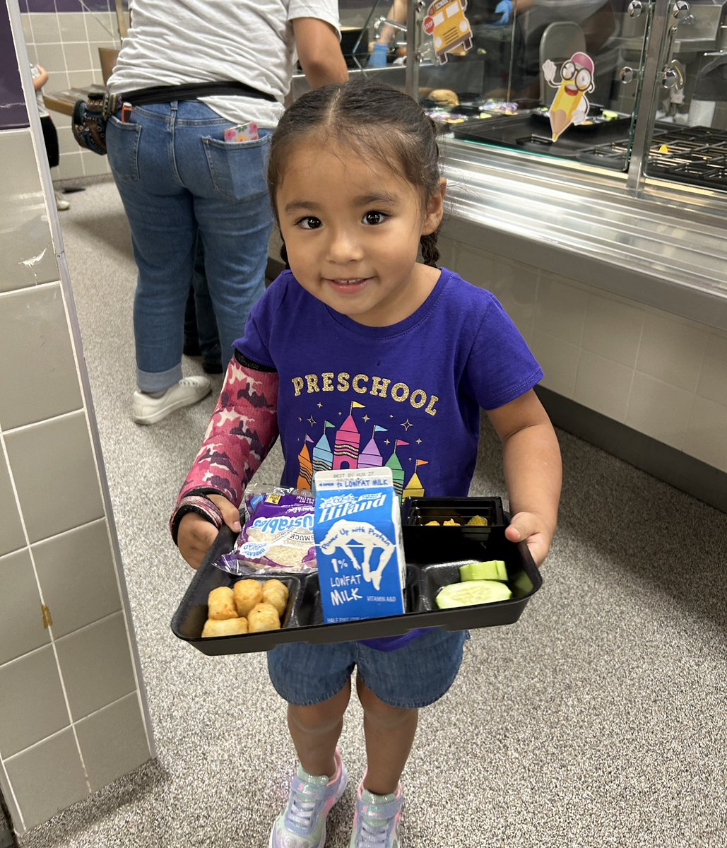 SMCISD_CN_DEPT's tweet photo. First time in school and first-time smiles! Our littlest learners at Bonham PK are loving classic burger day! 🍔💜 #SMCISD #HEREandNOW #FirstDayFun #BonhamPK #BurgerDay #HappyTummies @SMCISD_BONHAM https://t.co/INqNflLvZp