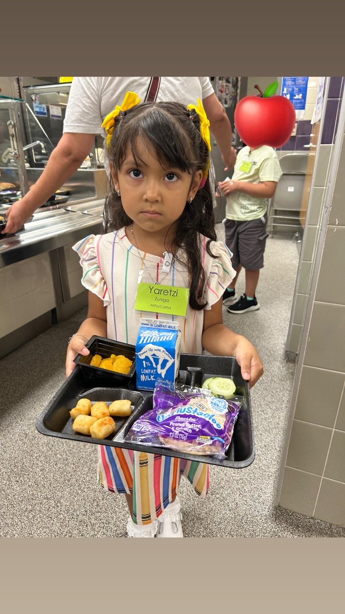 SMCISD_CN_DEPT's tweet photo. First time in school and first-time smiles! Our littlest learners at Bonham PK are loving classic burger day! 🍔💜 #SMCISD #HEREandNOW #FirstDayFun #BonhamPK #BurgerDay #HappyTummies @SMCISD_BONHAM https://t.co/INqNflLvZp