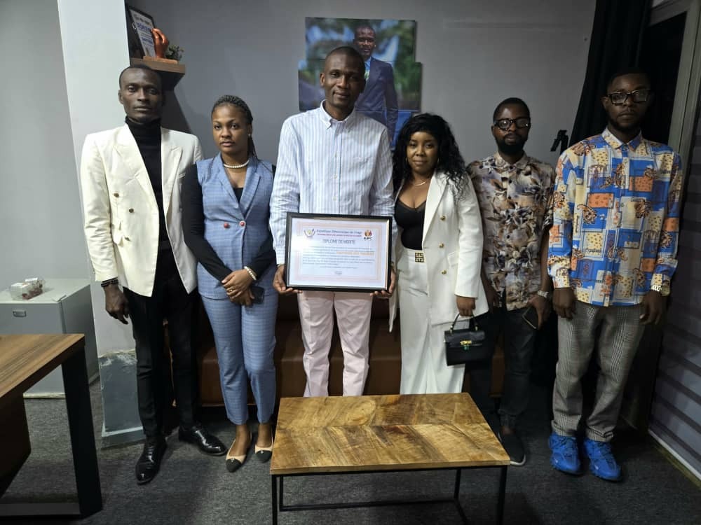 Gilbert Ngonga (@gilbertngonga2) on Twitter photo Le journaliste <a href="/SeyGauthier11/">Gauthier Sey</a> DG de Netic News, a reçu ce mercredi 13août un diplôme de mérite des Jeunes Patriotes du Congo, saluant son courage et son intégrité dans le journalisme d’investigation. Il appelle les jeunes à s’impliquer pour défendre la vérité et l’intérêt du pays Le journaliste <a href="/SeyGauthier11/">Gauthier Sey</a> DG de Netic News, a reçu ce mercredi 13août un diplôme de mérite des Jeunes Patriotes du Congo, saluant son courage et son intégrité dans le journalisme d’investigation. Il appelle les jeunes à s’impliquer pour défendre la vérité et l’intérêt du pays