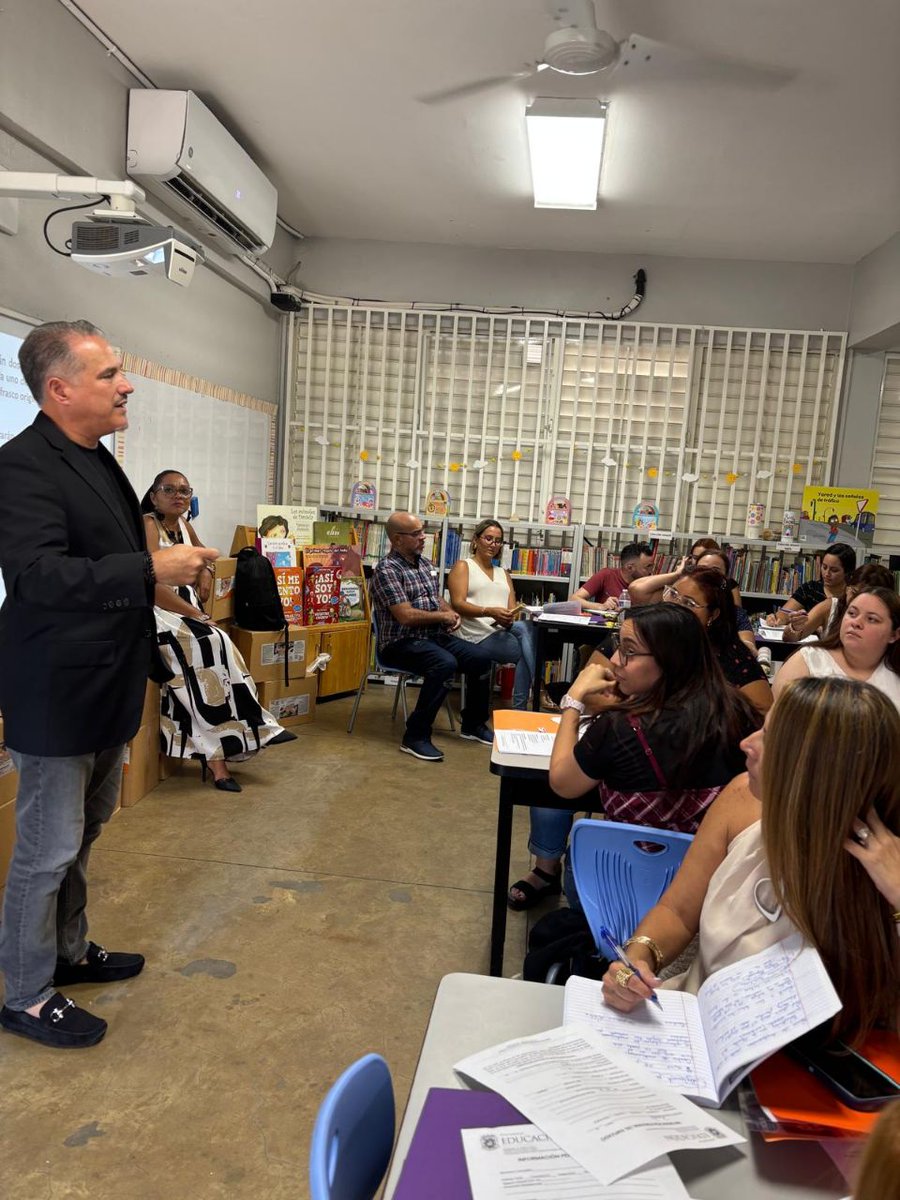 🏫 Escuela Elemental Carmen Gómez Tejera, Bayamón 
En el inicio del curso escolar, el equipo de la Autoridad para el Financiamiento de la Infraestructura (AFI) dijo presente para recibir los estudiantes y compartir la alegría de este regreso a las aulas. 
#QuieroMiEscuela